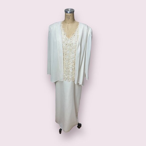 Vintage white formal dress with attached cape and crocheted lace Plus Size - Picture 7 of 7
